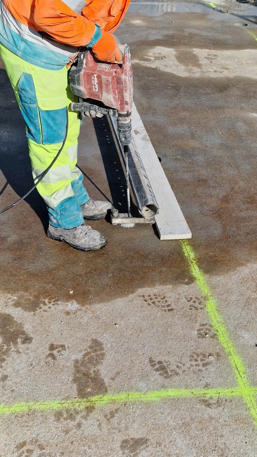 Marking the cut and fixing the guide rail.