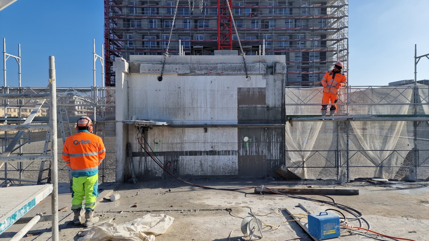 The wall and lifting arrangement during the cutting sequence.