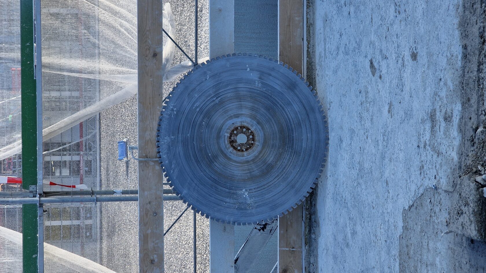 The diamond blade used for concrete cutting.